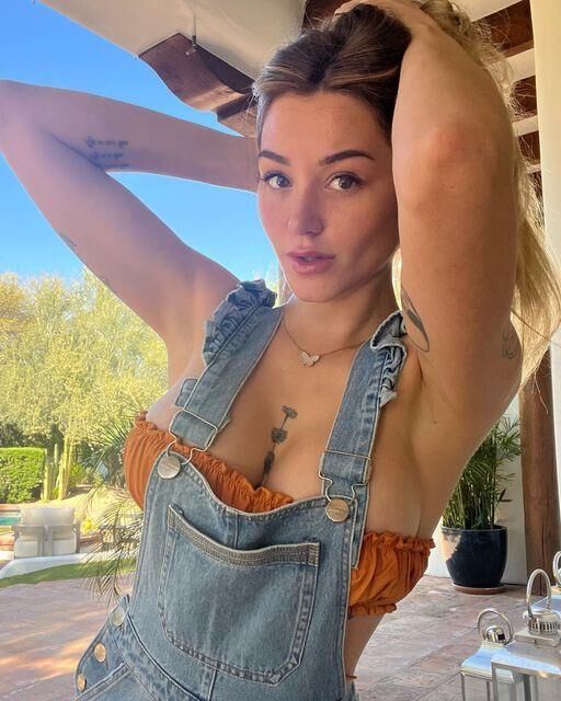 Girl's shaved armpits 