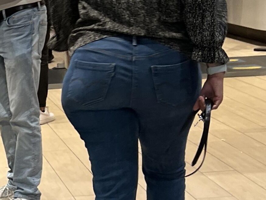 Public Ass in Paris