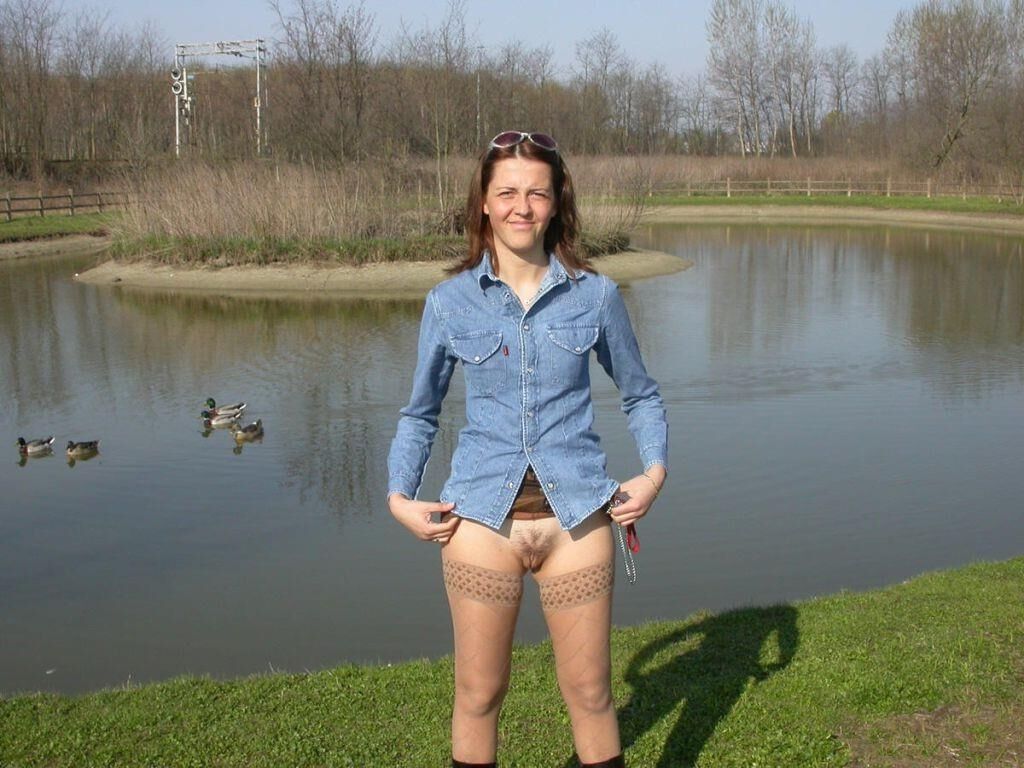 Frauen, die Kommando tragen, Sonnenbrille trägt