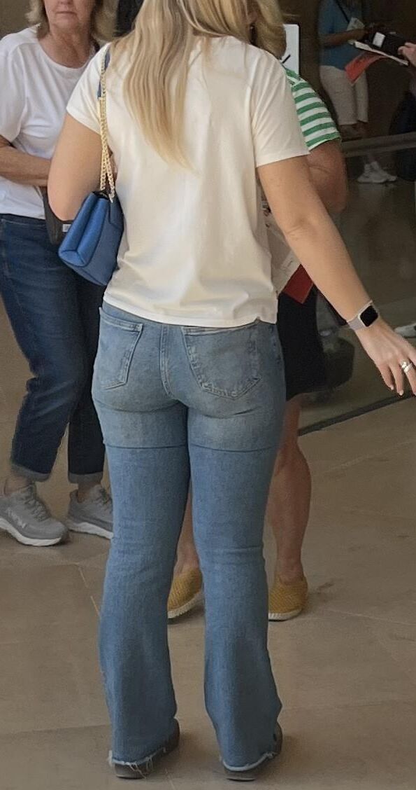 Public Ass in Paris