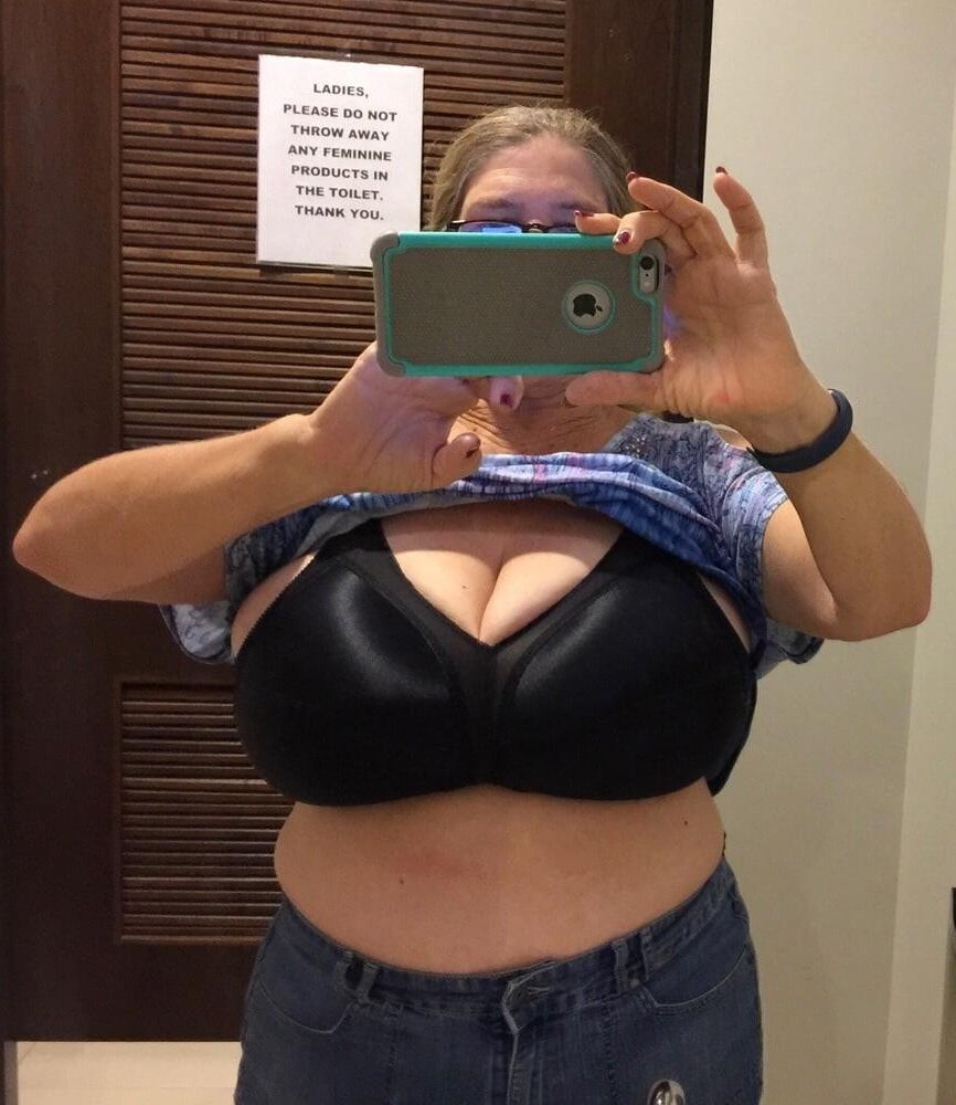 Große Brüste machen viele Selfies