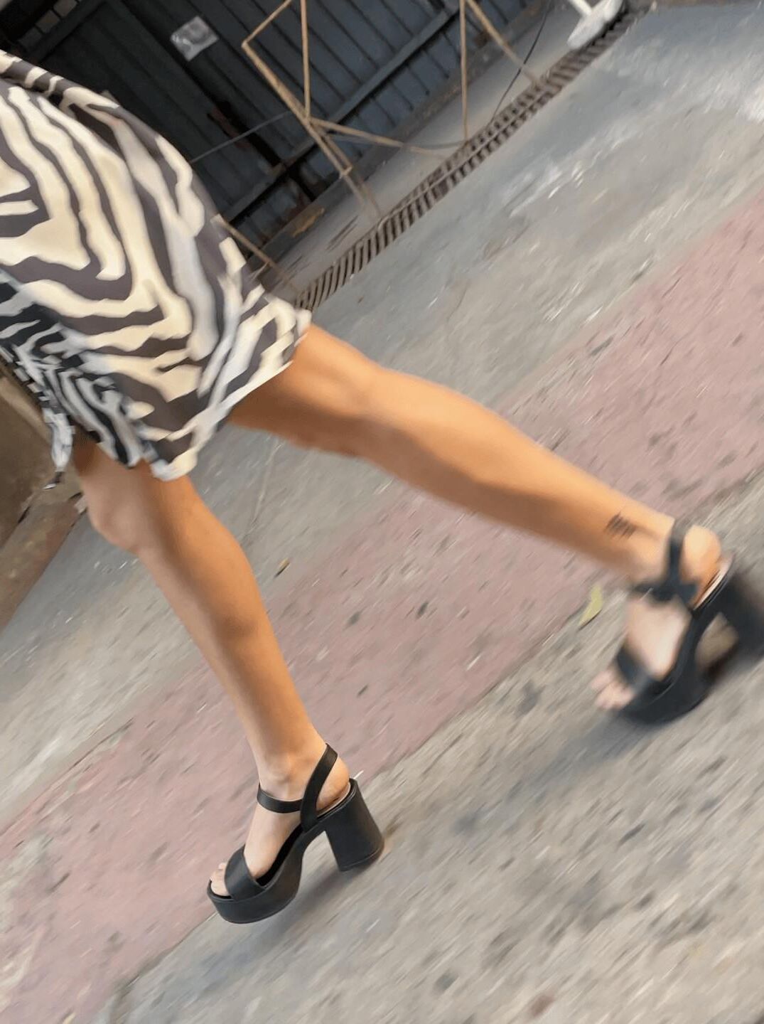 Latina candid feet 