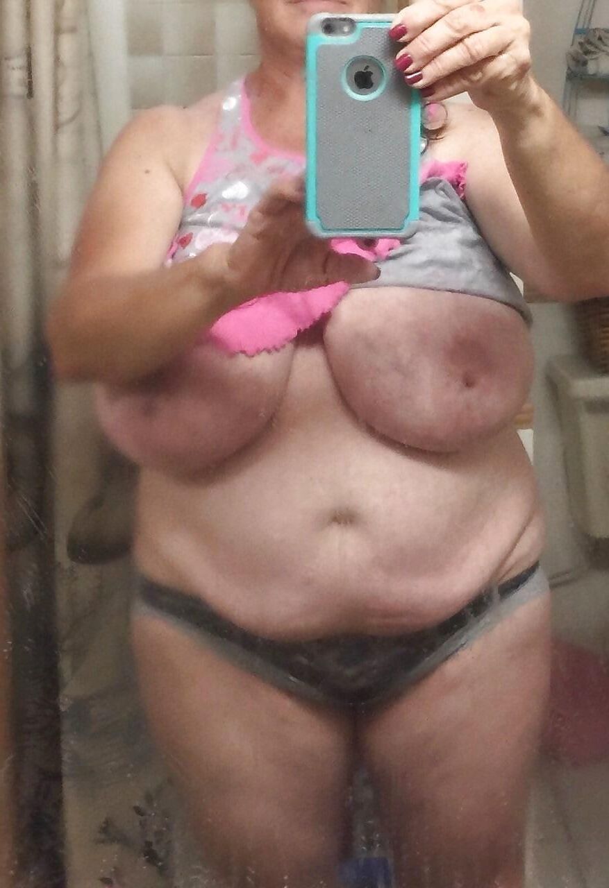Große Brüste machen viele Selfies