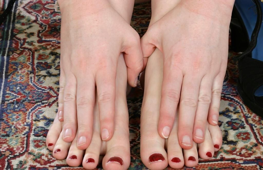 Wunderschöner Redhead -Teenager mit großen schlaffischen Titten und einer kahlen Fotze Tigger