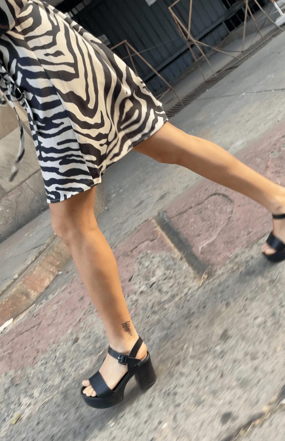 Latina candid feet 