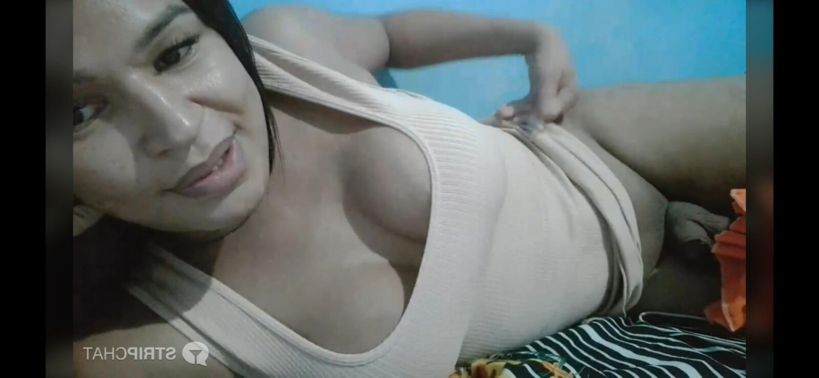 Shemale latina sin fondo en la cama