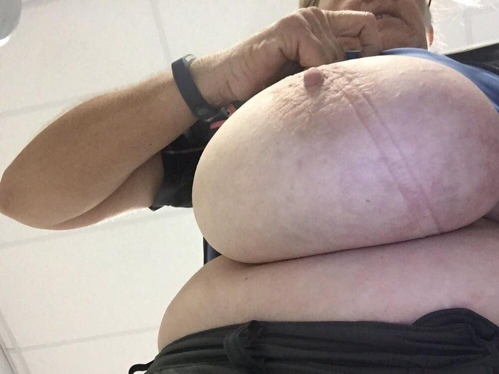 Große Brüste machen viele Selfies