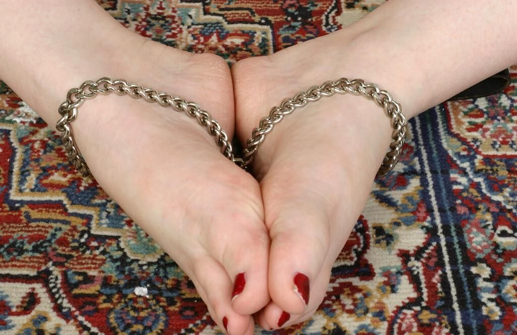 Wunderschöner Redhead -Teenager mit großen schlaffischen Titten und einer kahlen Fotze Tigger