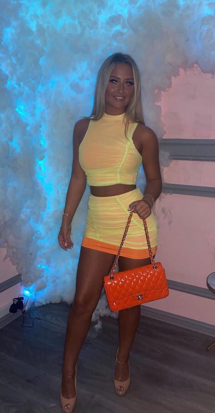 Meninas em amarelo