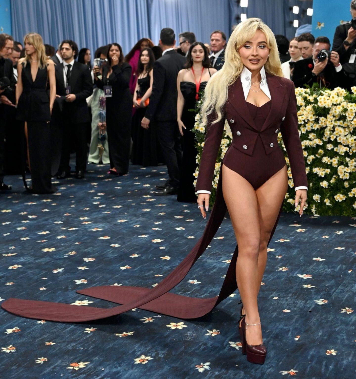 Смелый Gala Sabrina Carpenter Met Met Hala