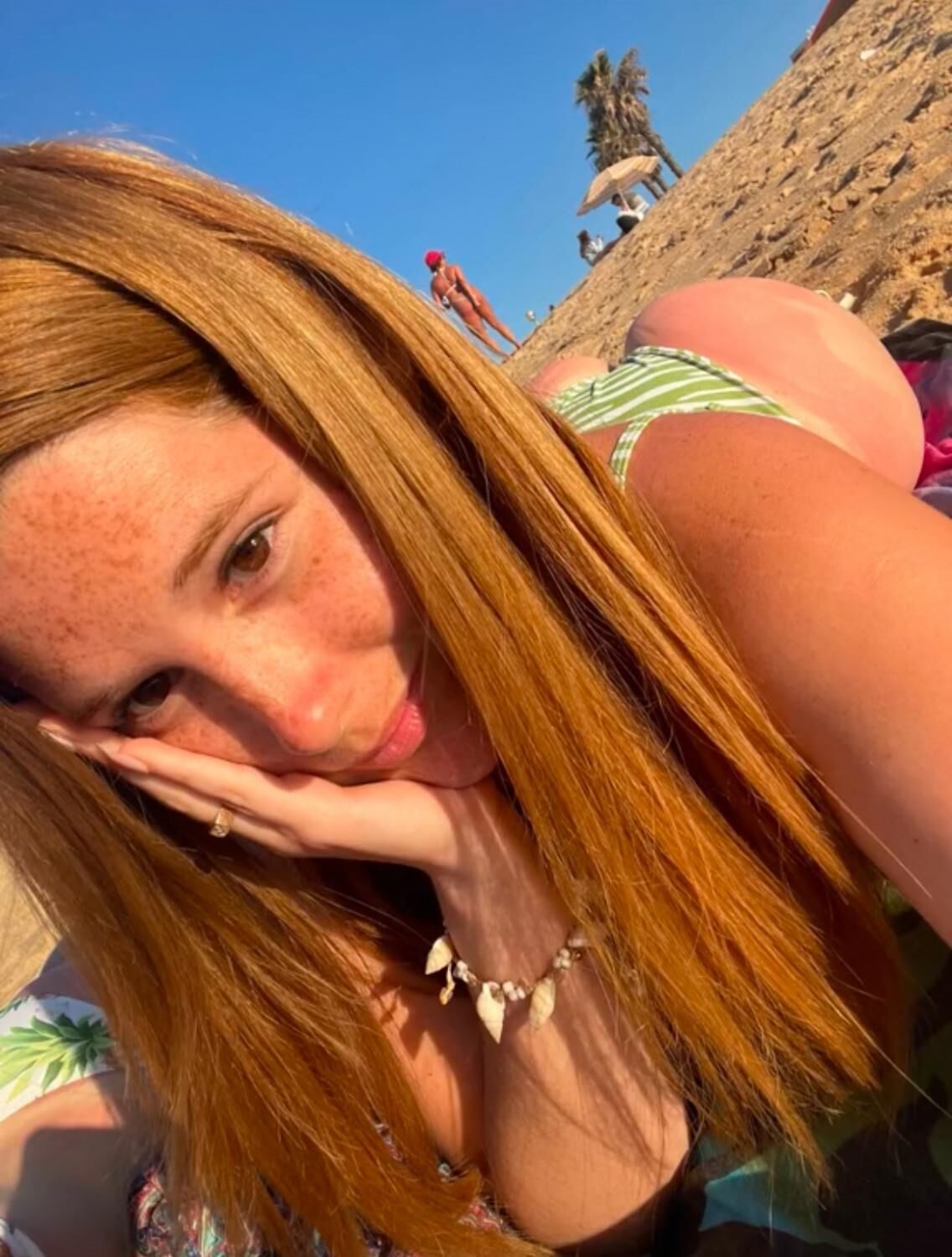 Sexy Redhead GF hat einen schönen Körper
