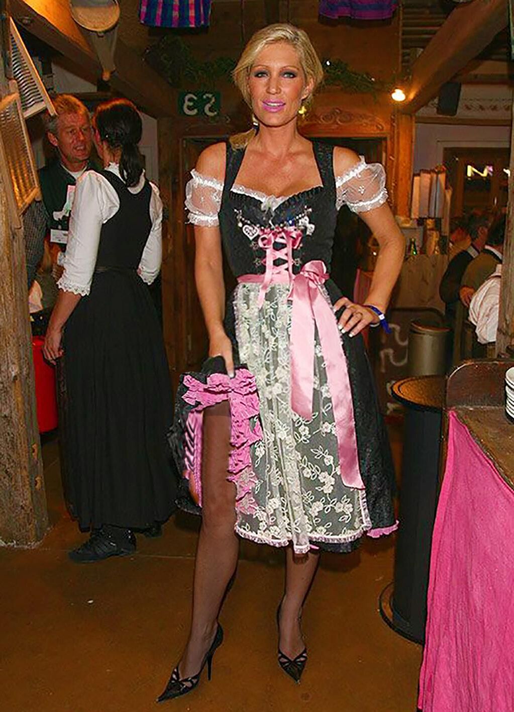 Fesche Madln im Dirndl zum Vierhundertzweit`n