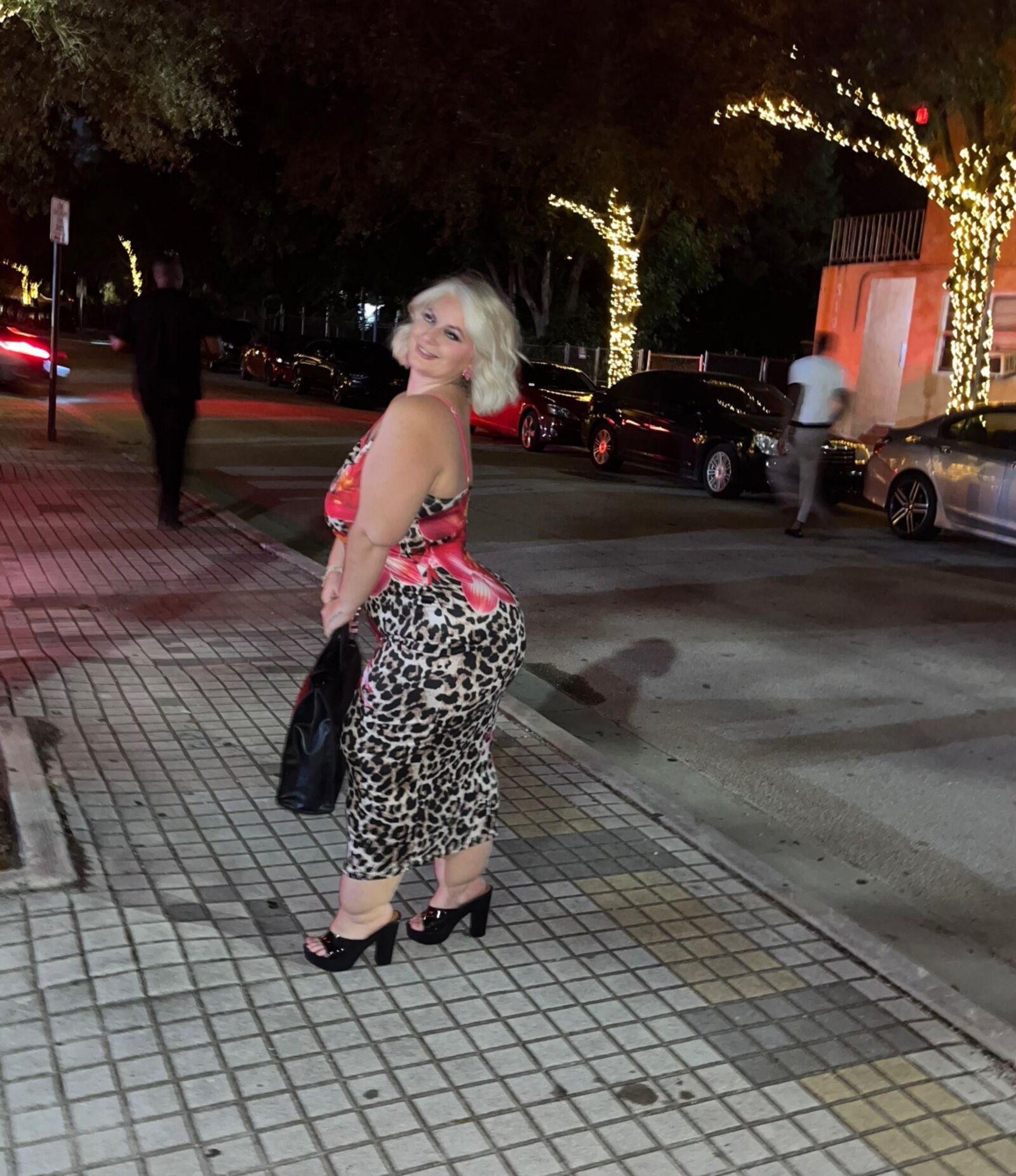 ヘイリー・ビッグ・お尻ビッグおっぱいゴージャスなブロンドBBWガールミックスホットショット