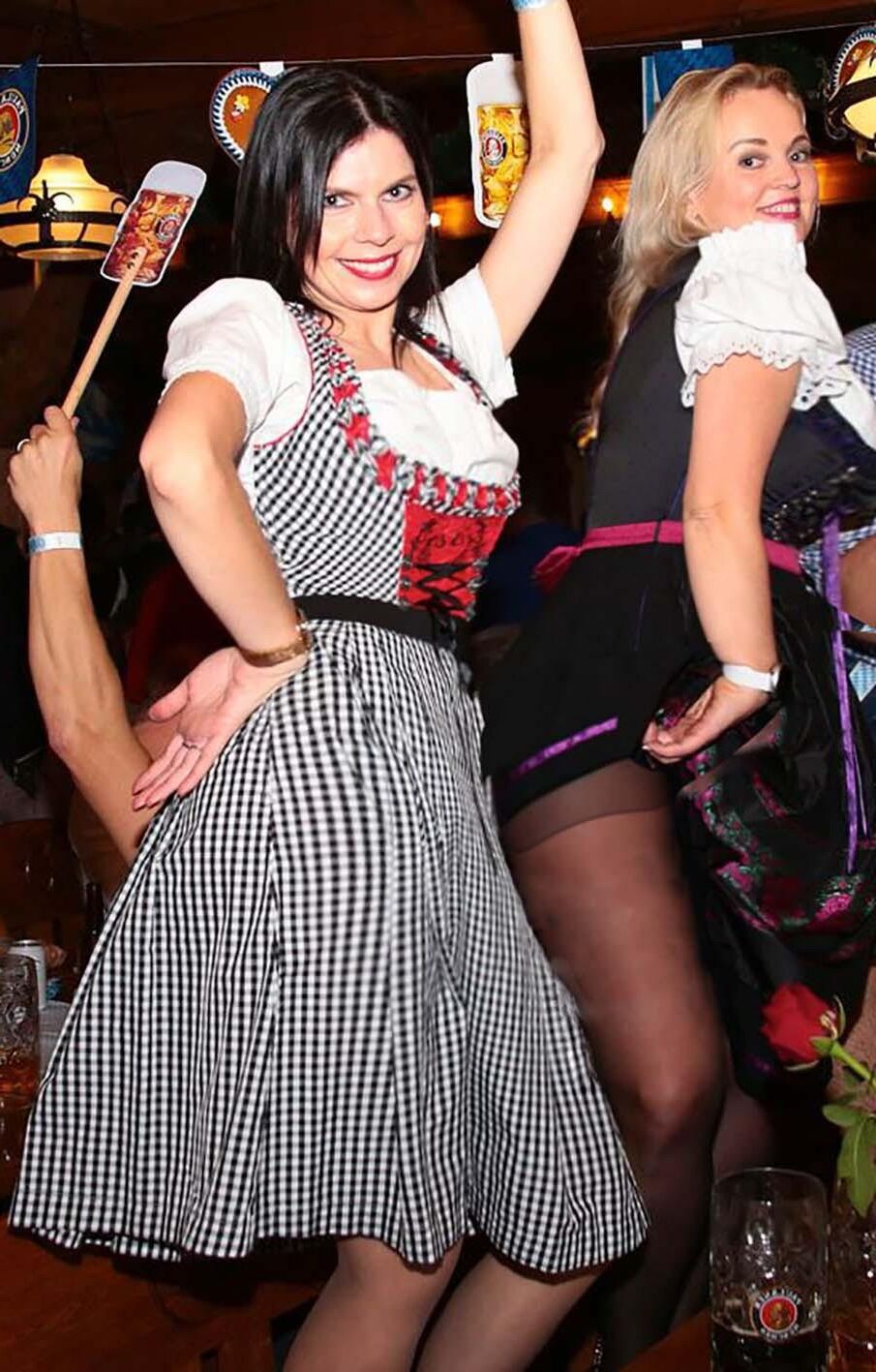 Fesche Madln im Dirndl zum Vierhundertzweit`n