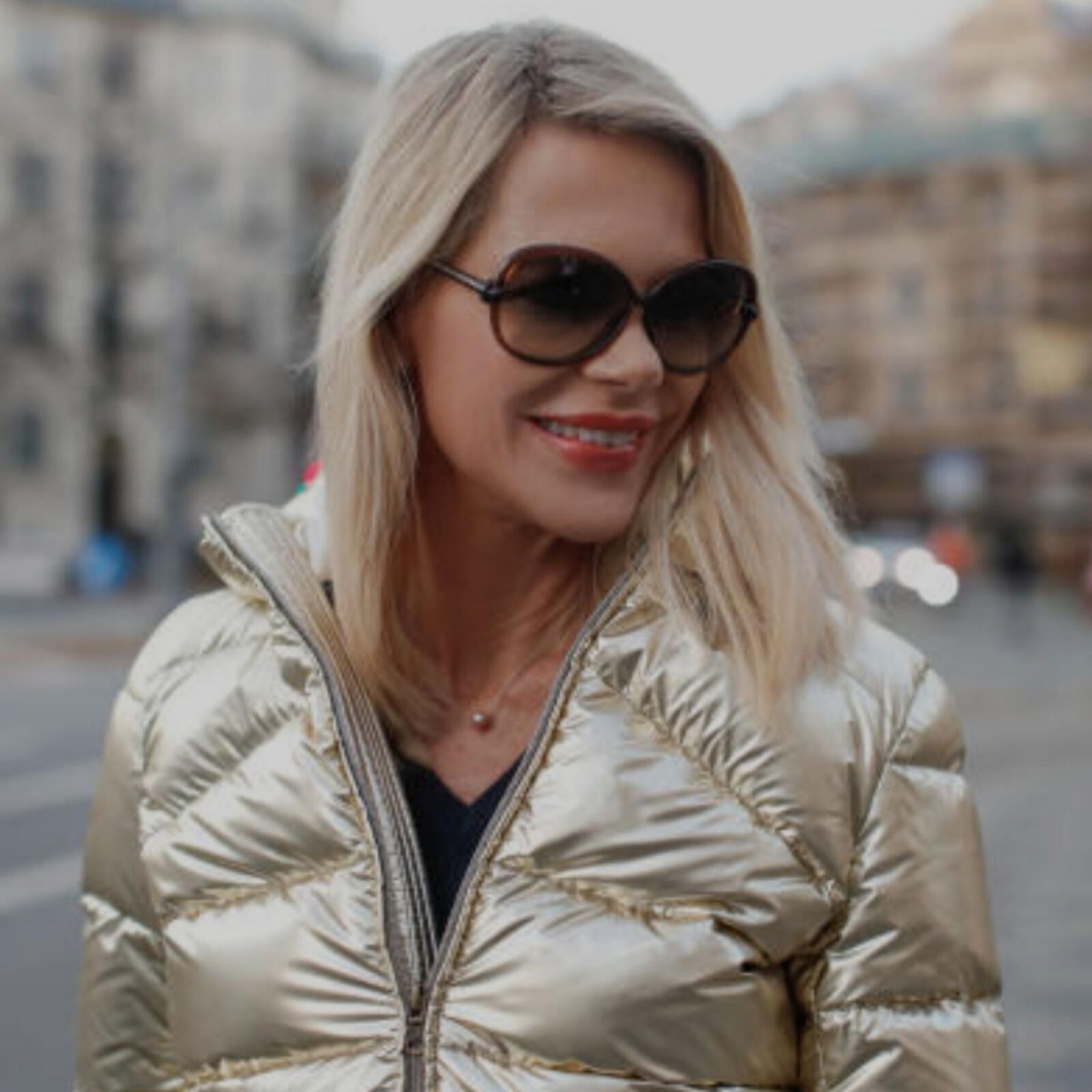 Нина Р. Альте Гейл Фикшламп в сексуальном атласном тейле!