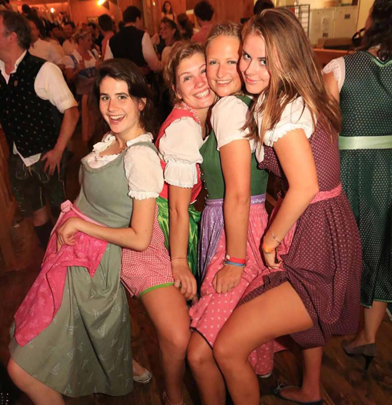 Fesche Madln im Dirndl zum Vierhundertzweit`n