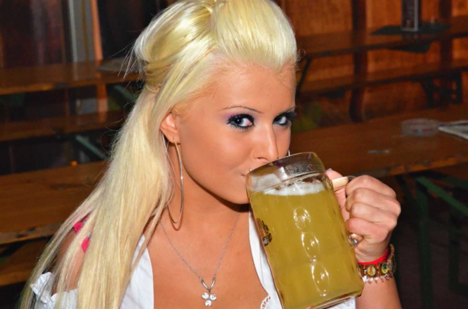 Fesche Madln im Dirndl zum Vierhundertzweit`n