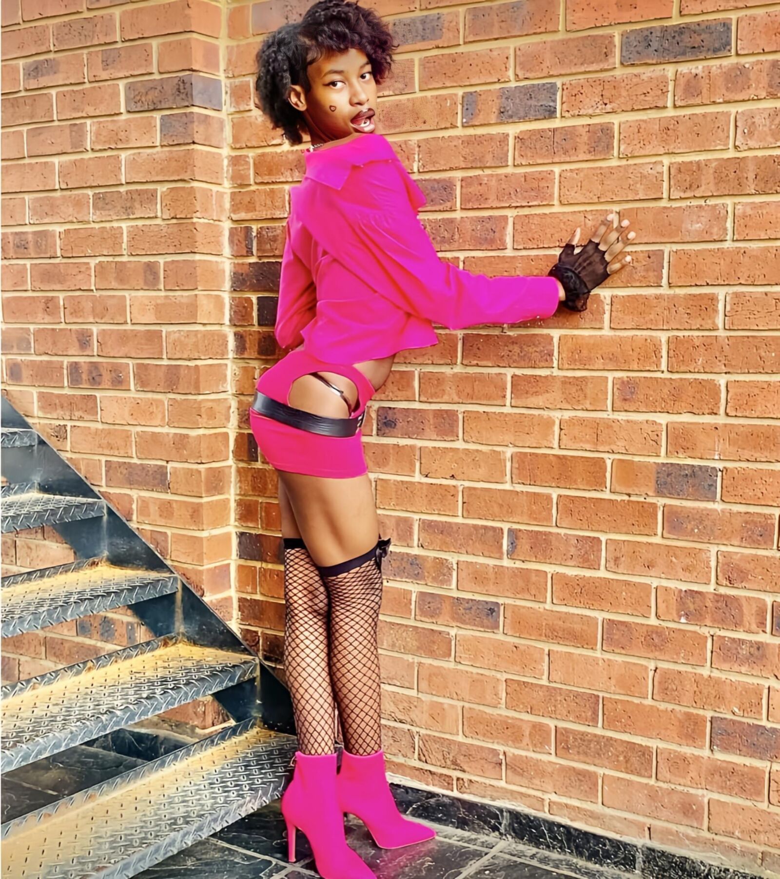 Geile dünne afrikanische schwarze Teen Trans Schlampe 