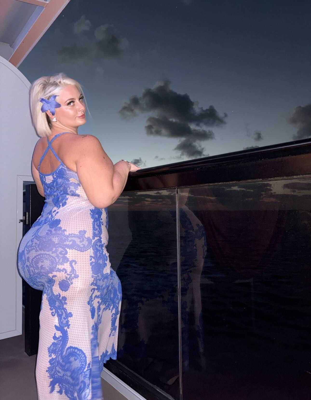 ヘイリー・ビッグ・お尻ビッグおっぱいゴージャスなブロンドBBWガールミックスホットショット