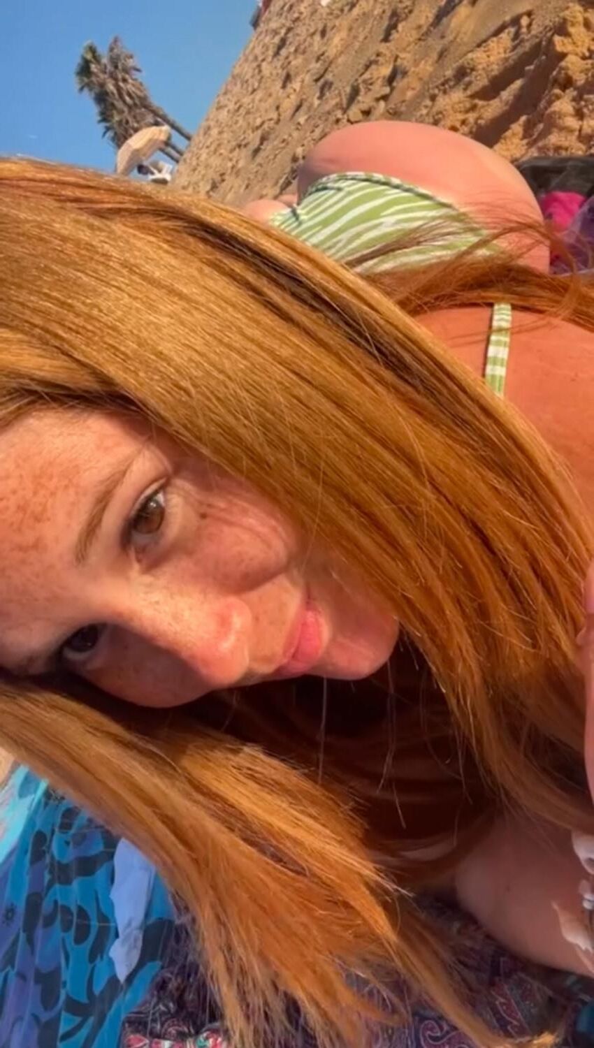 Sexy Redhead GF hat einen schönen Körper