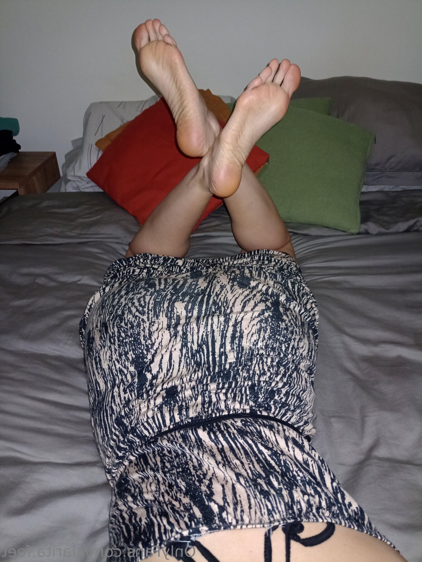 Claritas Big Latina Feet