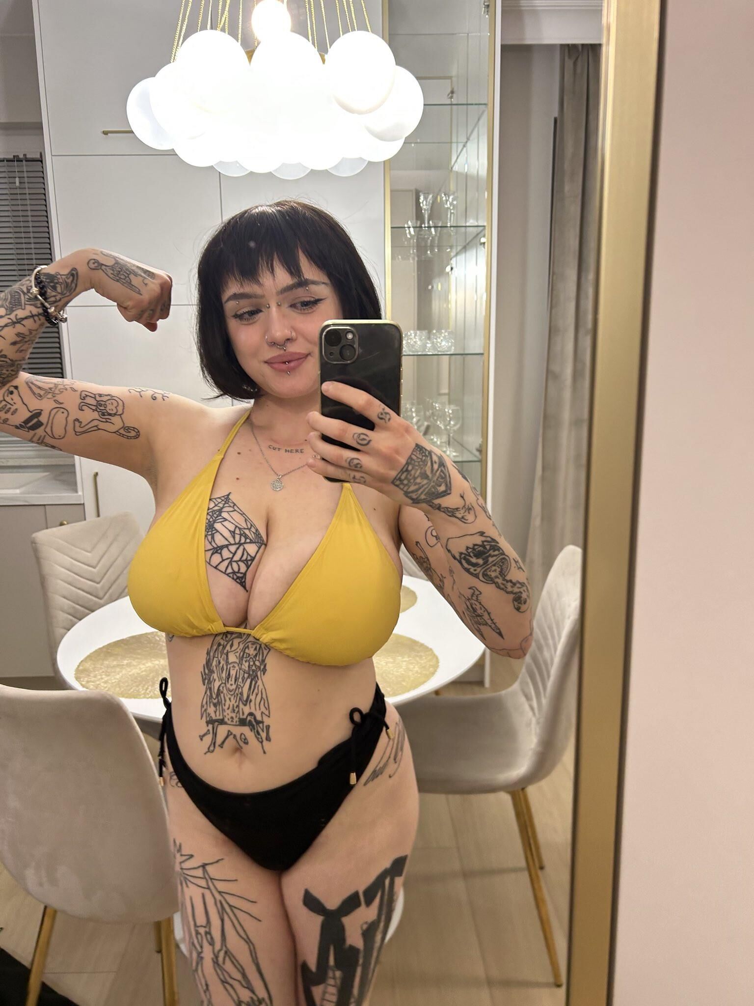 Jules riesige Brüste cuvey Beauty Tätowiertes Mädchen gemischte heiße Aufnahmen