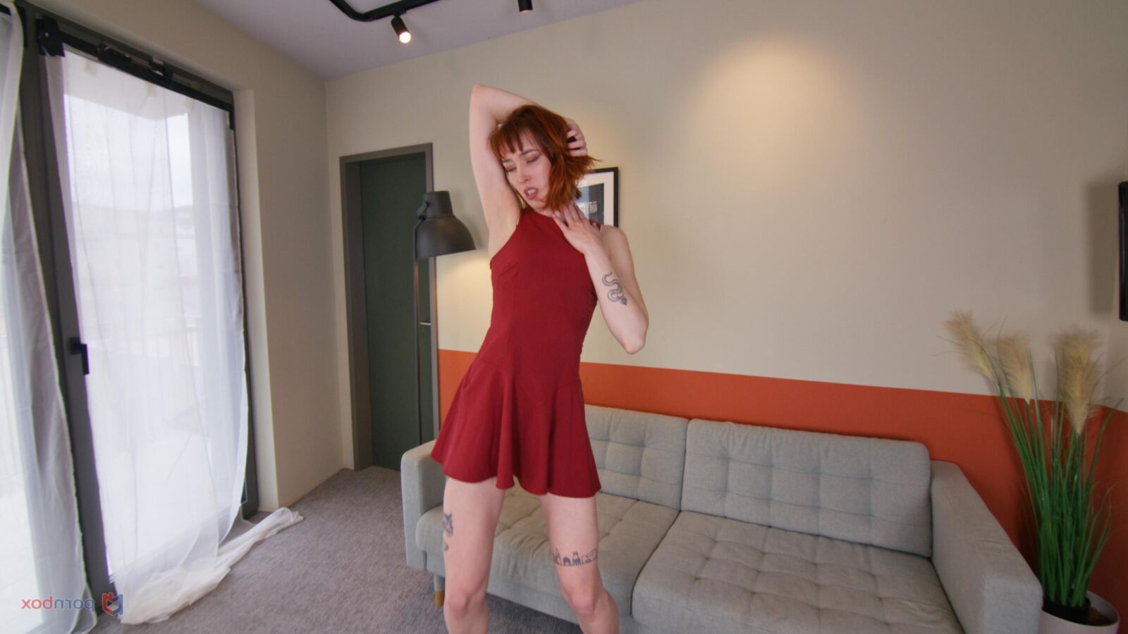 Pixie pink yo dünne Rothaarige bekommt ihren Gehirn gefickt
