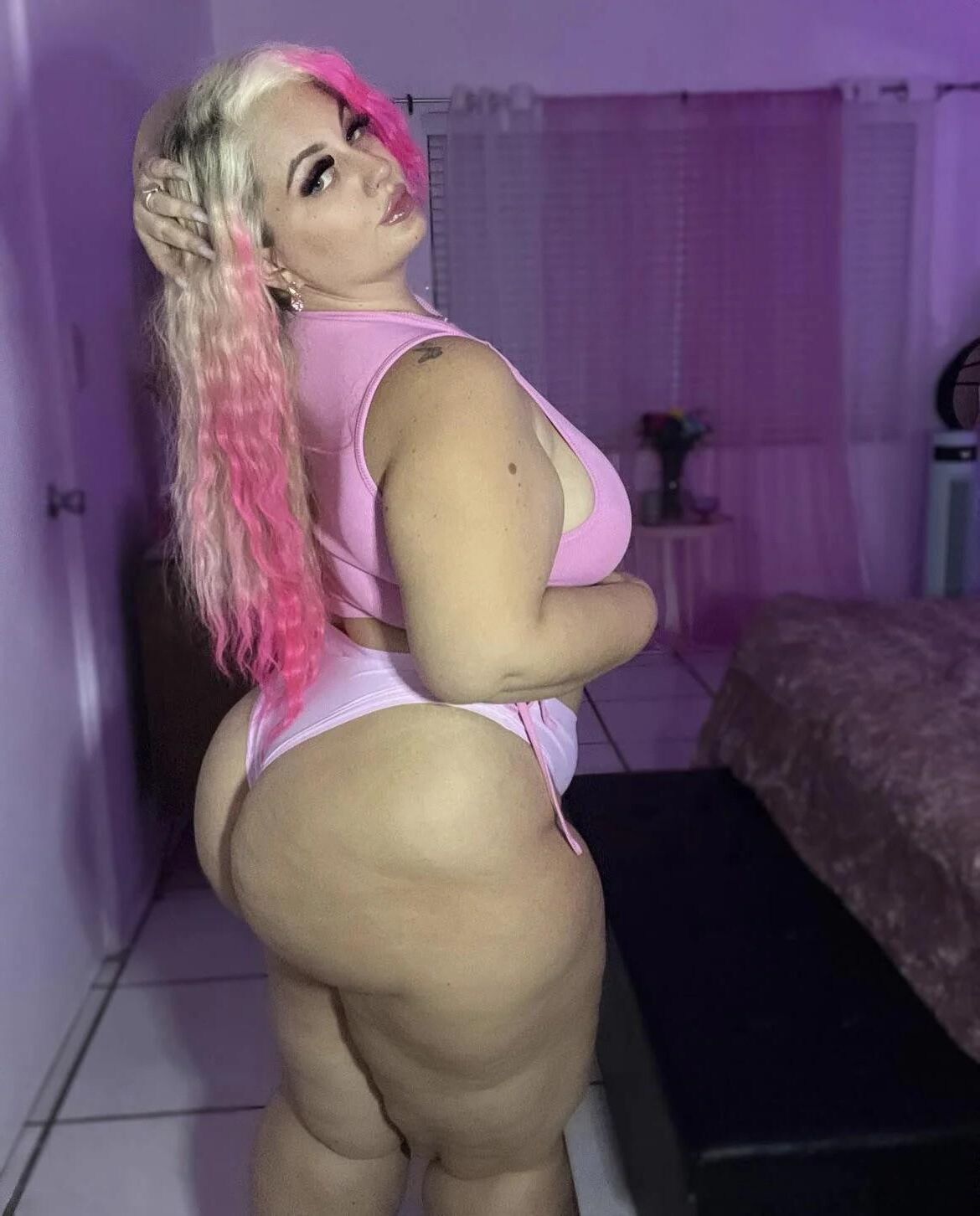 ヘイリー・ビッグ・お尻ビッグおっぱいゴージャスなブロンドBBWガールミックスホットショット