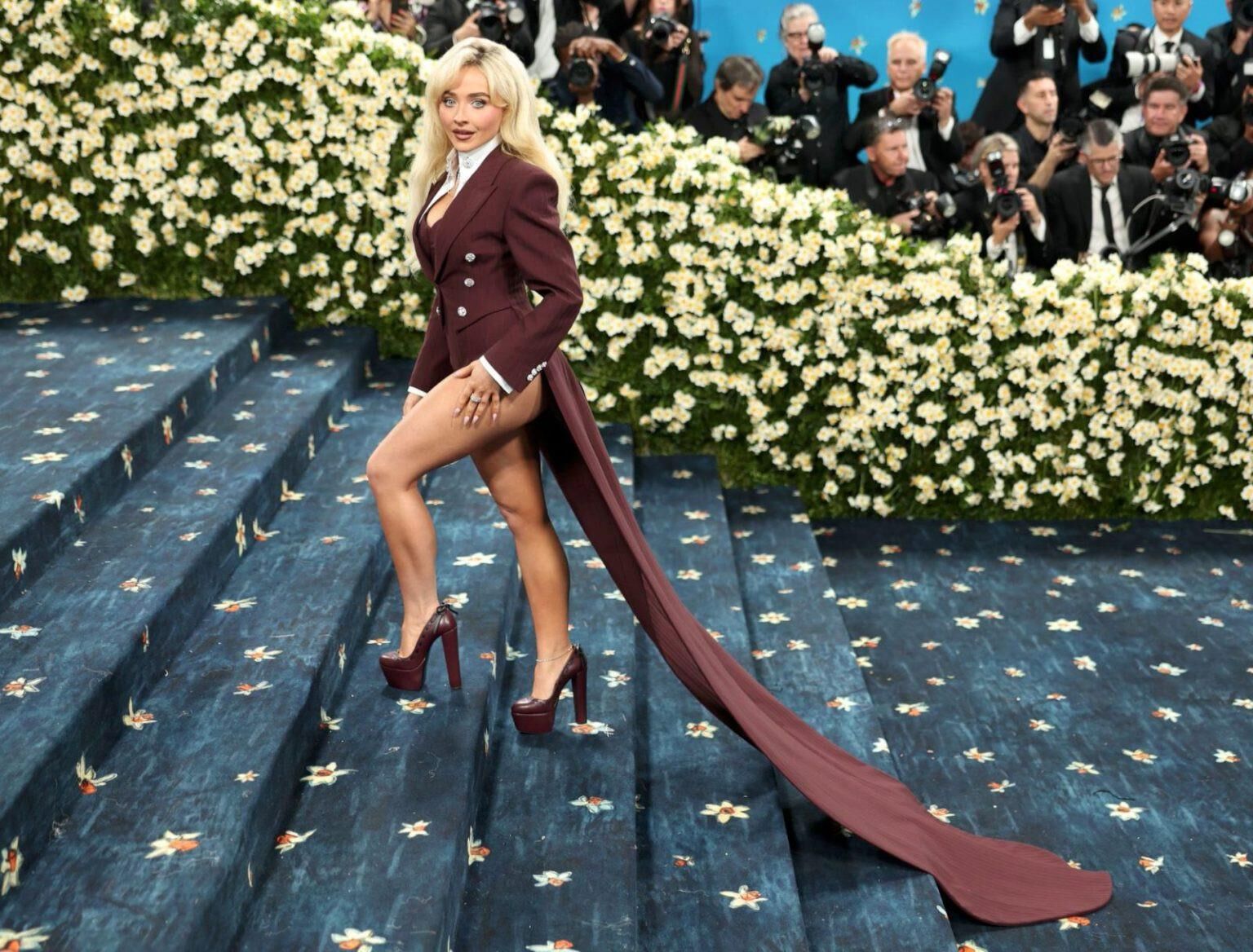 Смелый Gala Sabrina Carpenter Met Met Hala