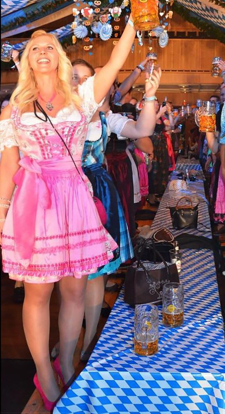 Fesche Madln im Dirndl zum Vierhundertzweit`n