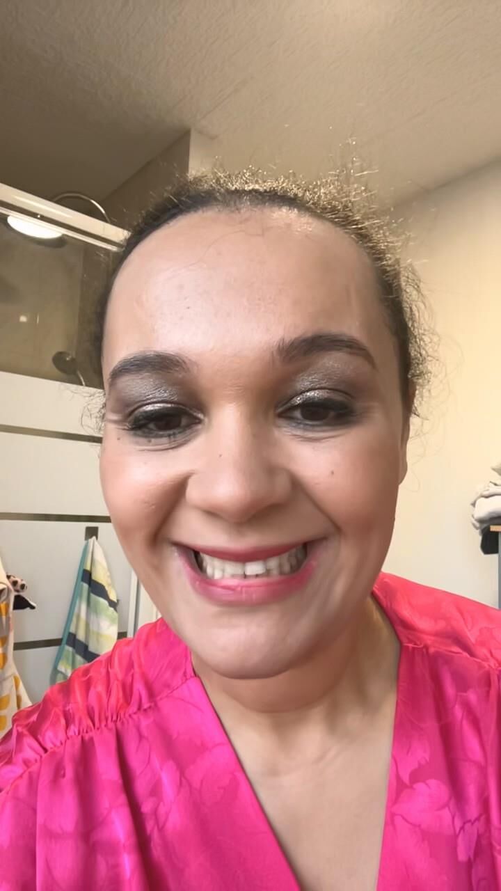 Esposa com grandes mamas grandes compartilham nus