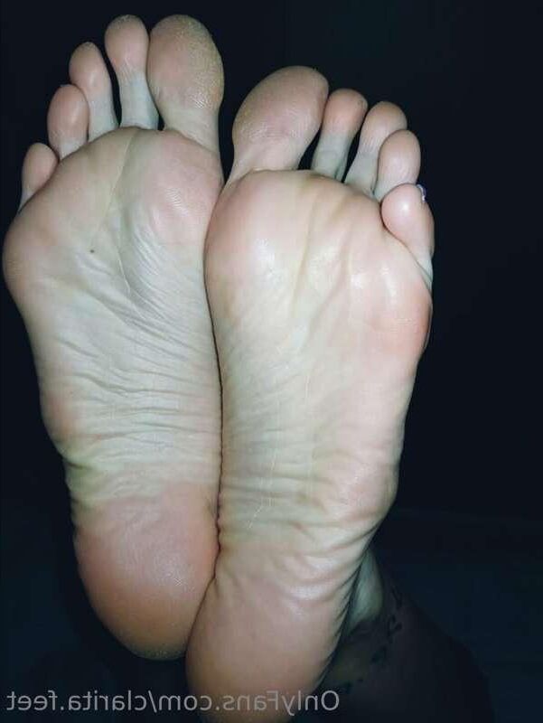 Claritas Big Latina Feet