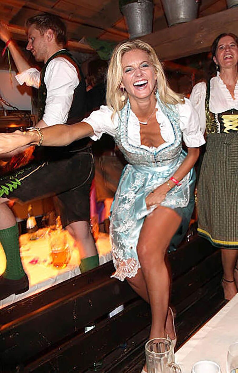 Fesche Madln im Dirndl zum Vierhundertzweit`n