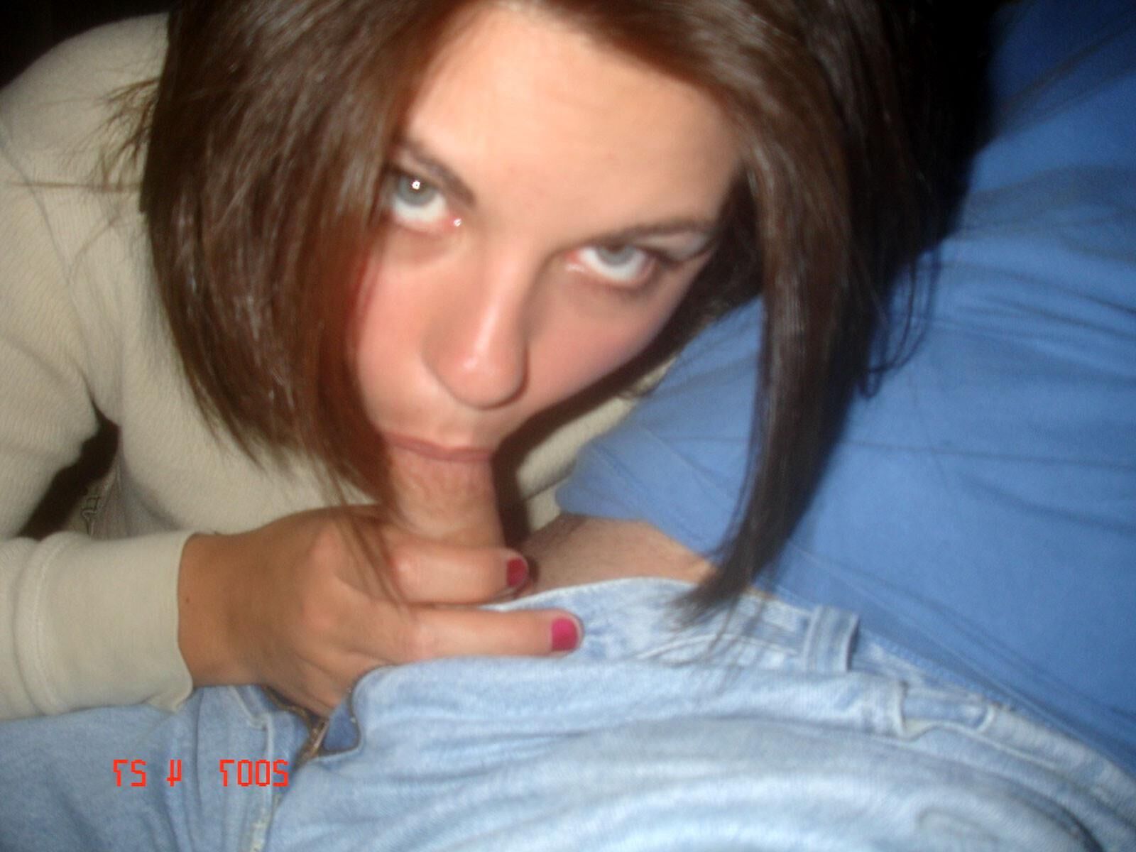 Renea hot amateur groggy puta en una parte superior marrón