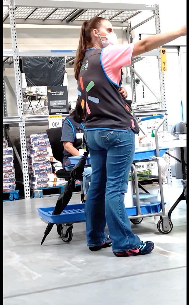 Trietral incrível neste trabalhador do Walmart