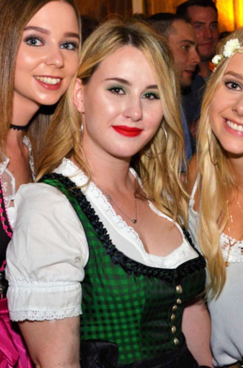 Fesche Madln im Dirndl zum Vierhundertzweit`n