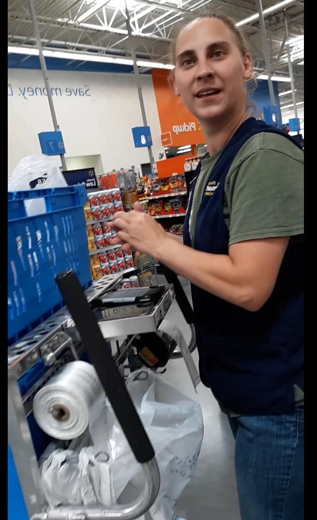 Trietral incrível neste trabalhador do Walmart