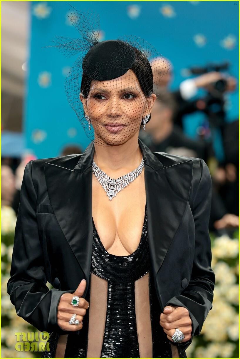 Halle Berry bei Met Gala May th