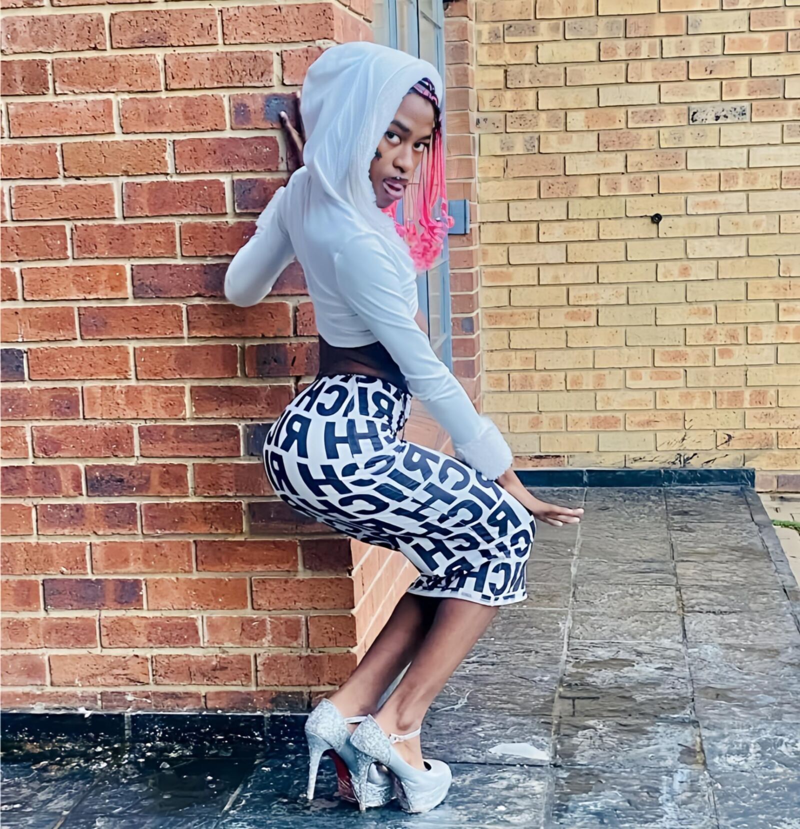 Geile dünne afrikanische schwarze Teen Trans Schlampe 