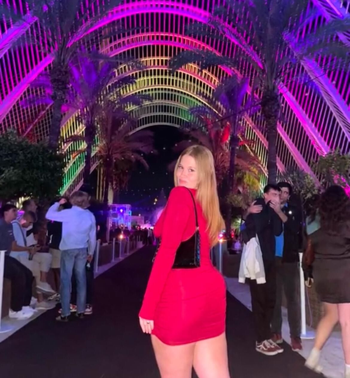 Sexy Redhead GF hat einen schönen Körper