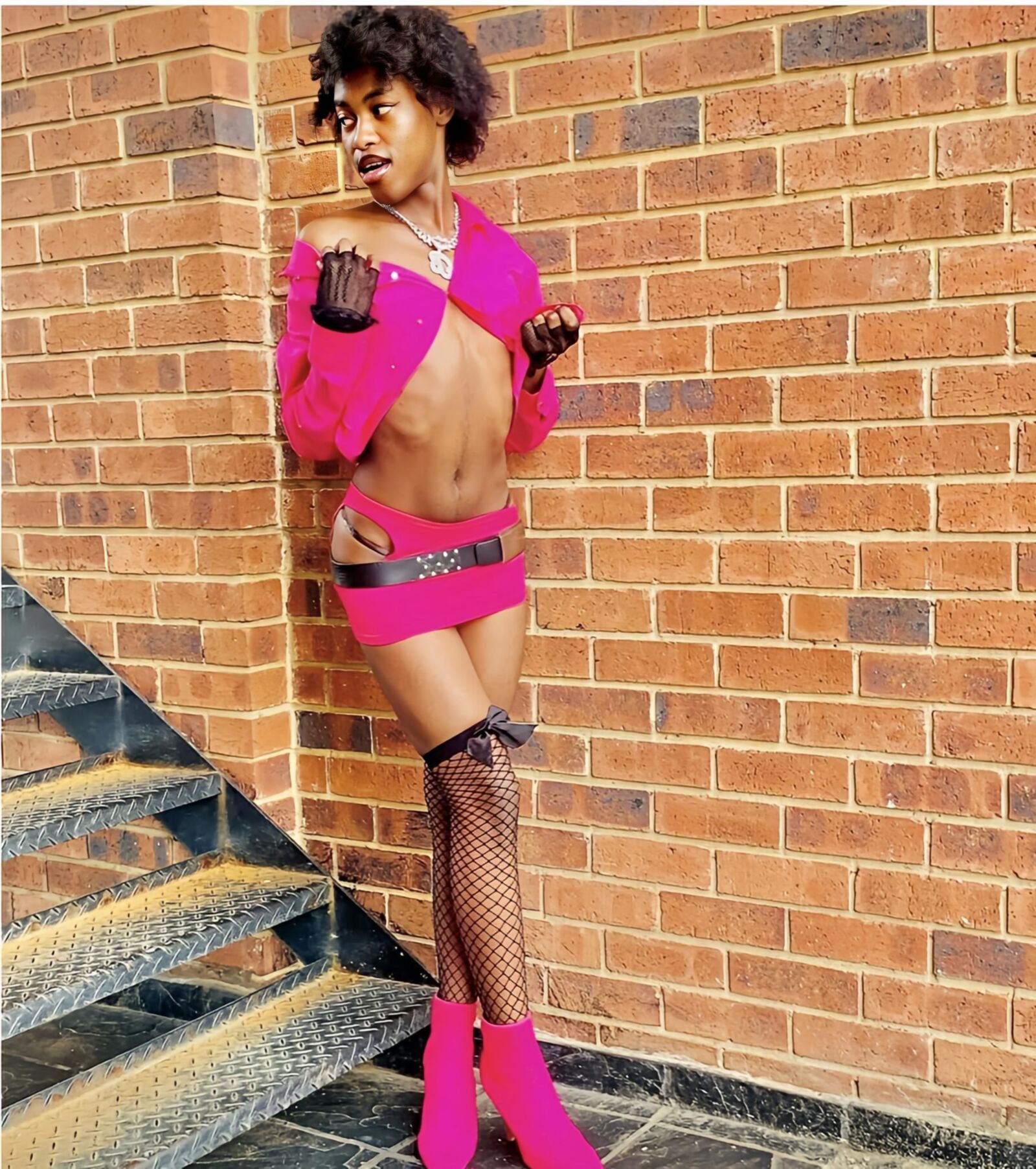 Geile dünne afrikanische schwarze Teen Trans Schlampe 