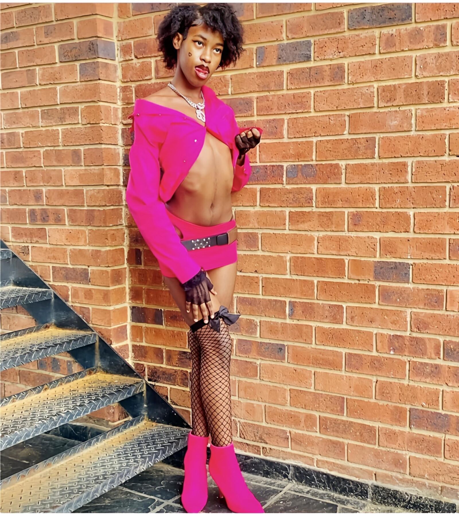 Geile dünne afrikanische schwarze Teen Trans Schlampe 