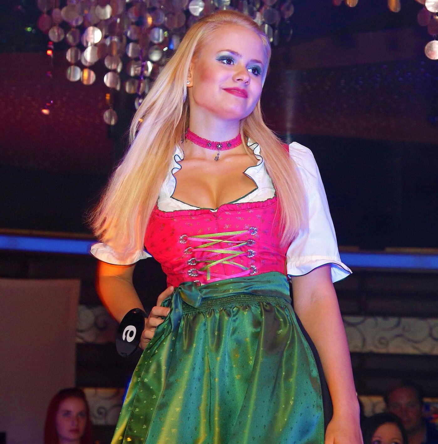 Fesche Madln im Dirndl zum Vierhundertzweit`n