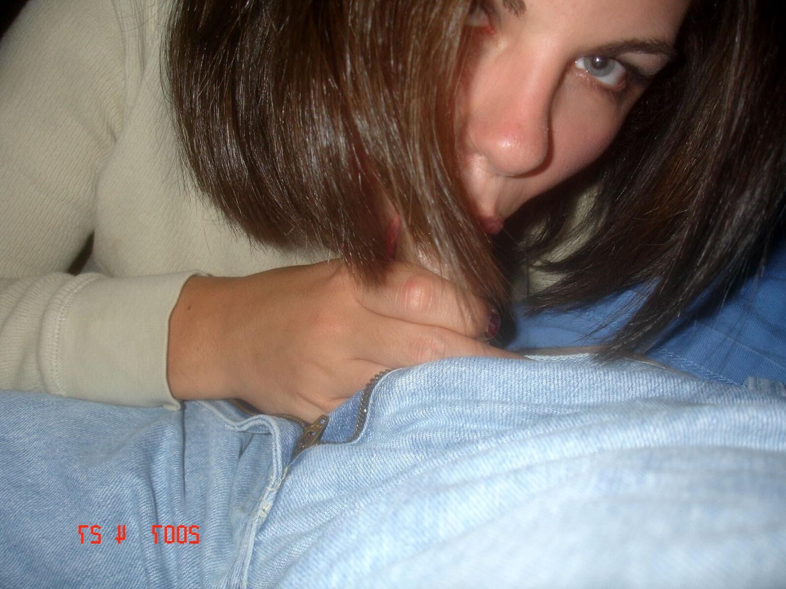 Renea hot amateur groggy puta en una parte superior marrón