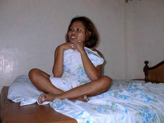 タイのフッカーは、バンコクに足を張って広げます。