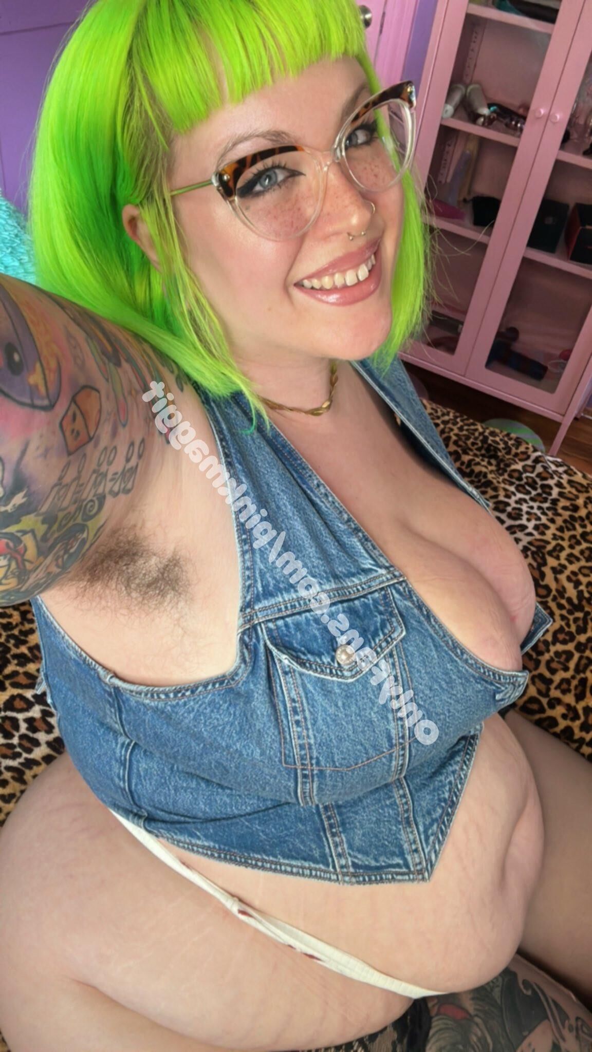 KAT Green Hair Huge Ass Huge Boobs Anal Milf Mixed Hot Shots