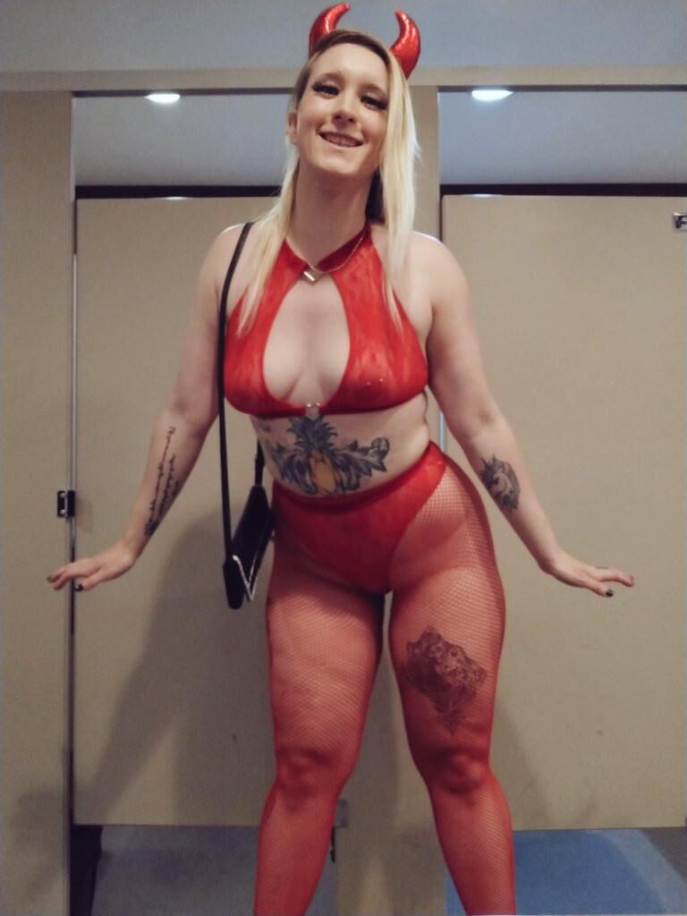 Sierra Big Ass Big Boobs Blonde sexy Mädchen gemischte heiße Aufnahmen