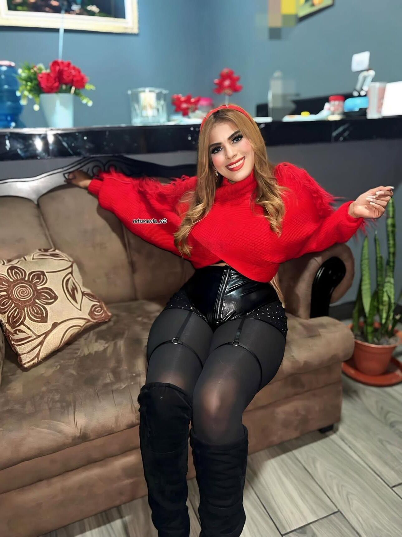 Латина в колготках / трусиках