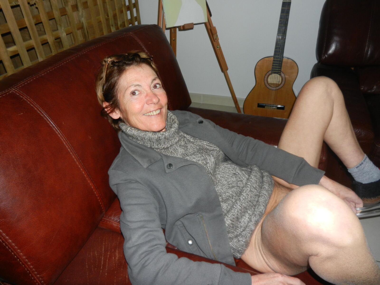 Slut Skinny Granny Annie en el sofá usando el tenedor como Toy HD