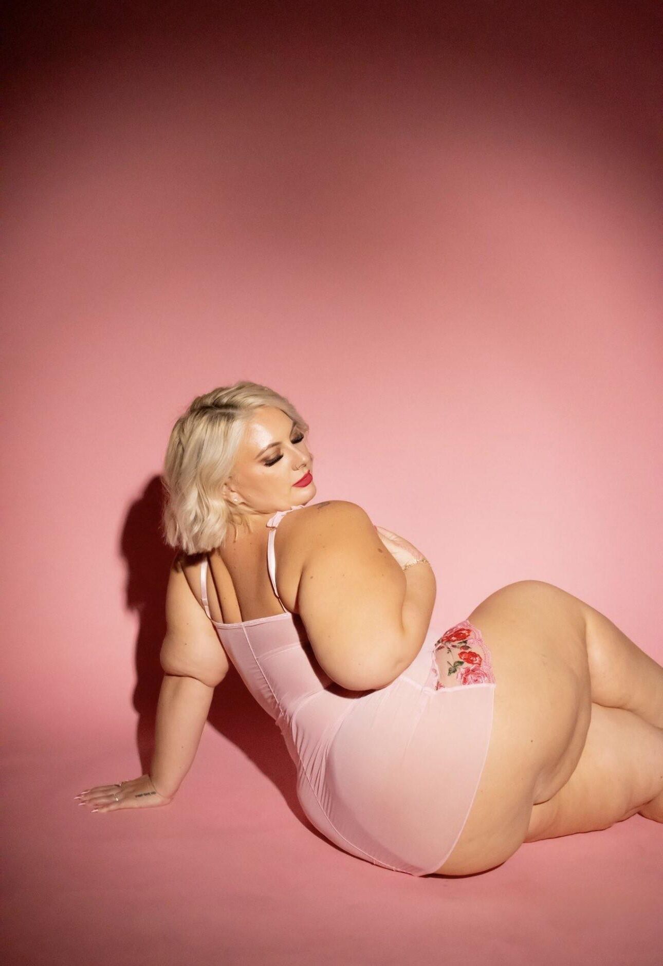 ヘイリー・ビッグ・お尻ビッグおっぱいゴージャスなブロンドBBWガールミックスホットショット